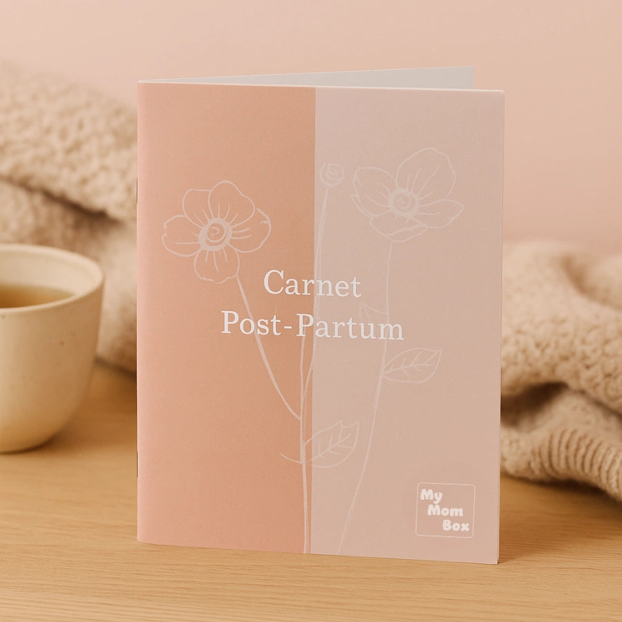 Carnet Post-Partum au design doux rose et beige avec illustration florale, destiné à accompagner les nouvelles mamans durant leur récupération. Marqué "My Mom Box".