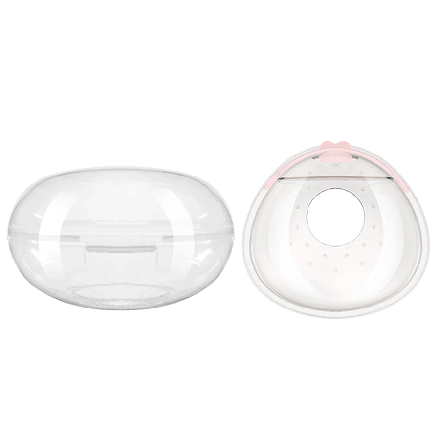 Vue d’une coquille de recueil de lait maternel transparente, montrée ouverte et fermée. Conçue pour recueillir les pertes de lait en toute discrétion.