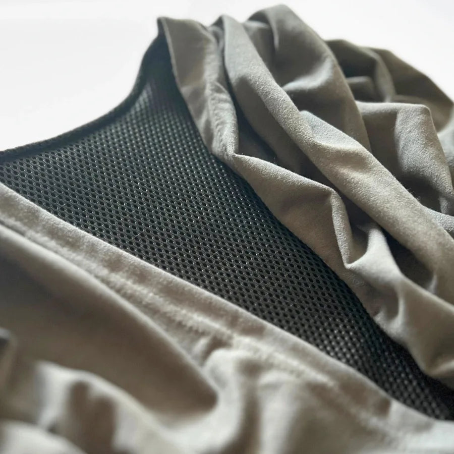 Vue détaillée de l'intérieur de l'écharpe de portage gris ardoise MyMomBox, montrant son rembourrage ergonomique. Ce rembourrage est conçu pour offrir un soutien optimal en répartissant le poids du bébé de manière uniforme, garantissant ainsi un confort prolongé pour la maman ou le papa. Le tissu doux et résistant assure un portage sécurisé et agréable, tout en maintenant la posture naturelle du bébé.