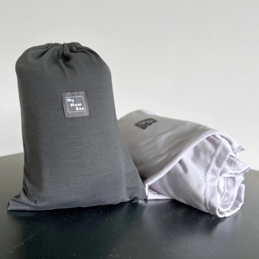Écharpes de portage MyMomBox en gris ardoise et gris lilas, offrant à la fois confort et élégance. Fabriquées avec un tissu doux et résistant, elles assurent un portage ergonomique et sécurisé pour votre bébé, tout en vous permettant une grande liberté de mouvement. Idéales pour un portage au quotidien, elles s'adaptent à vos besoins et à votre style.