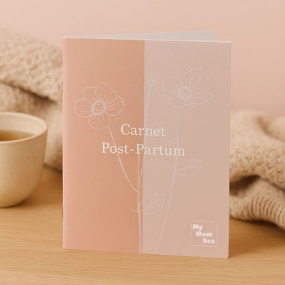Carnet Post-Partum au design doux rose et beige avec illustration florale, destiné à accompagner les nouvelles mamans durant leur récupération. Marqué "My Mom Box".