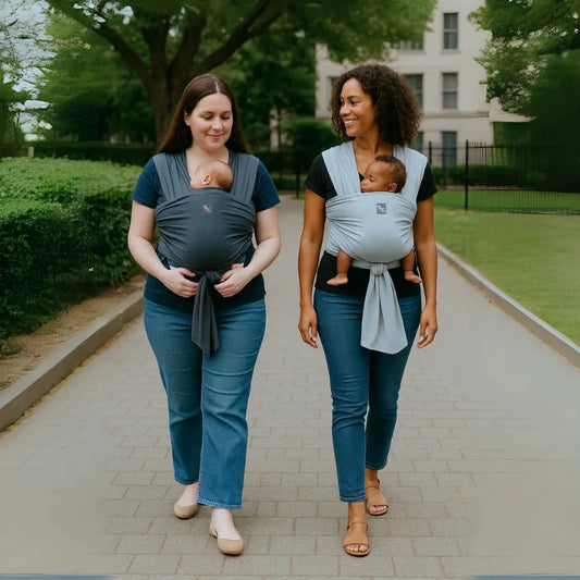 2 femmes portant leurs bébés dans une Écharpe de portage Mymombox, gris ardoise et gris lilas