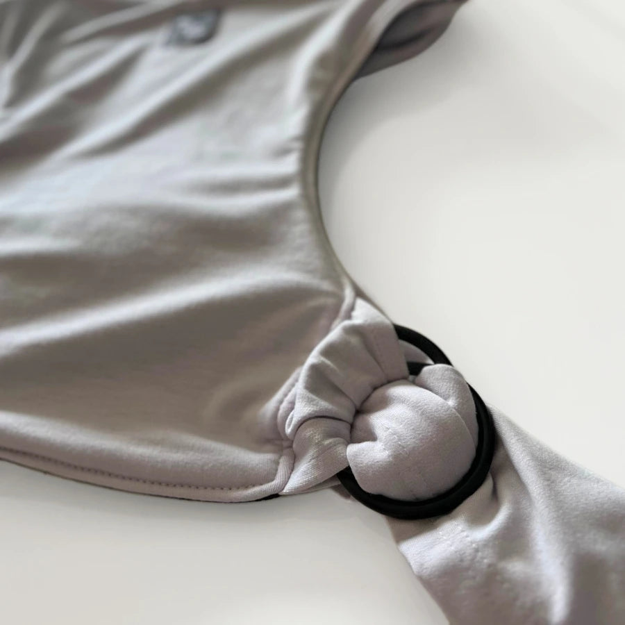 Vue extérieure de l'écharpe de portage gris lilas MyMomBox, soulignant la douceur du tissu et la qualité des anneaux de serrage. Les anneaux permettent un ajustement simple et sécurisé, garantissant un portage ergonomique et confortable. Le tissu résistant et agréable au toucher assure une expérience de portage optimale, alliant praticité et élégance.