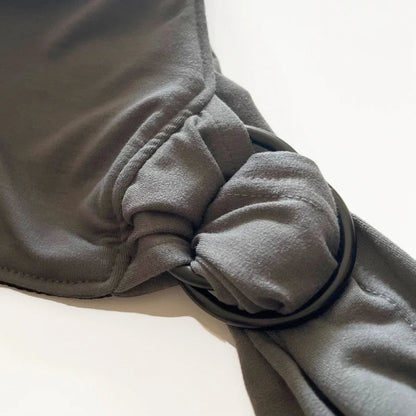 Vue extérieure de l'écharpe de portage gris ardoise MyMomBox, mettant en valeur la qualité du tissu doux et résistant ainsi que les anneaux de serrage robustes. Ces anneaux permettent un ajustement facile et sécurisé de l'écharpe pour un portage ergonomique. Le tissu assure à la fois confort et durabilité, offrant une expérience de portage agréable et pratique pour les parents.