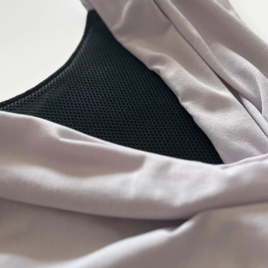 Vue détaillée de l'intérieur de l'écharpe de portage gris lilas MyMomBox, mettant en évidence son rembourrage ergonomique. Conçu pour offrir un soutien optimal, ce rembourrage permet une répartition uniforme du poids du bébé, garantissant un confort maximal pour la maman ou le papa pendant le portage. Le tissu doux et résistant assure une expérience agréable, tout en soutenant la posture naturelle du bébé.