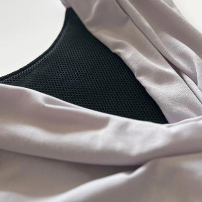 Vue détaillée de l'intérieur de l'écharpe de portage gris lilas MyMomBox, mettant en évidence son rembourrage ergonomique. Conçu pour offrir un soutien optimal, ce rembourrage permet une répartition uniforme du poids du bébé, garantissant un confort maximal pour la maman ou le papa pendant le portage. Le tissu doux et résistant assure une expérience agréable, tout en soutenant la posture naturelle du bébé.