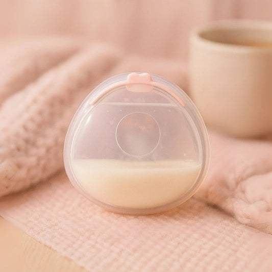 Recueils lait en silicone transparent avec couvercle rose, contenant du lait maternel. Idéal pour la récupération et le transport en toute sécurité du lait maternelle.